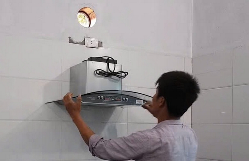 cách lắp máy hút mùi kính cong ảnh 3