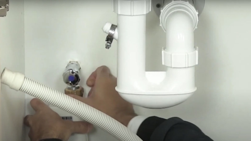 Lắp đặt hệ thống nước và điện