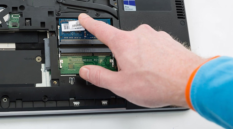 Cách lắp RAM laptop - 01
