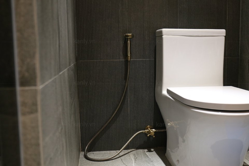 cách lắp vòi xịt vệ sinh 7