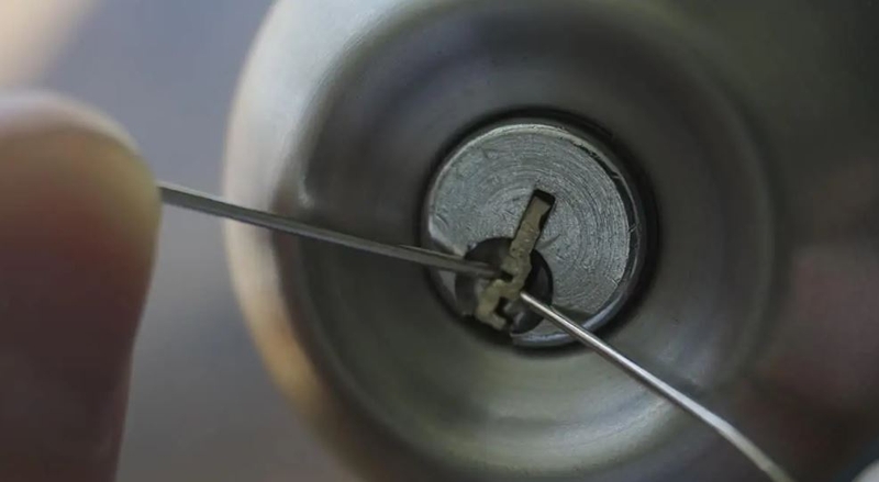 cách lấy chìa khóa bị gãy 5