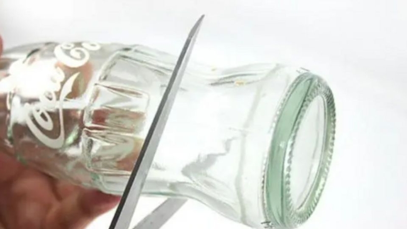 Cách mài kéo bằng chai, lọ thủy tinh