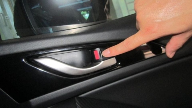 cách mở cửa xe ô tô 2