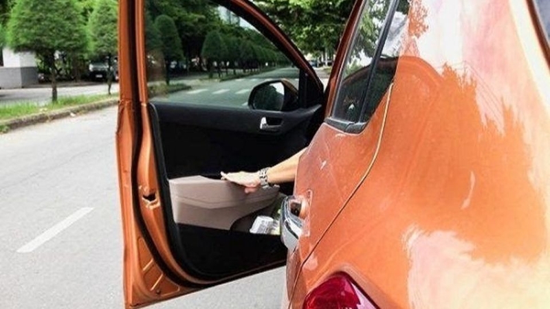 cách mở cửa xe ô tô 6