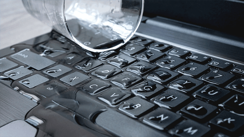 Laptop bị dính nước có thể là một nguyên nhân
