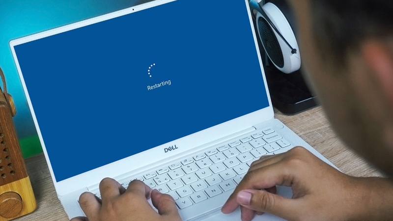 Khởi động lại laptop Dell