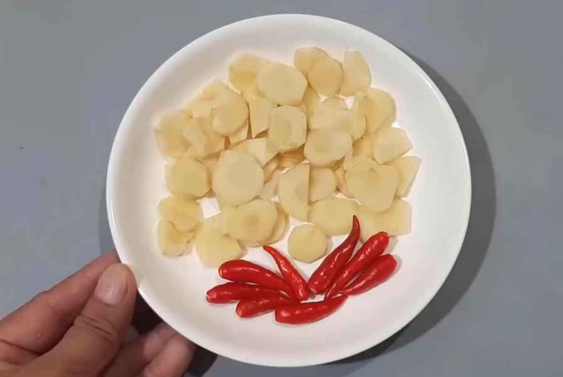 Sơ chế riềng và ớt
