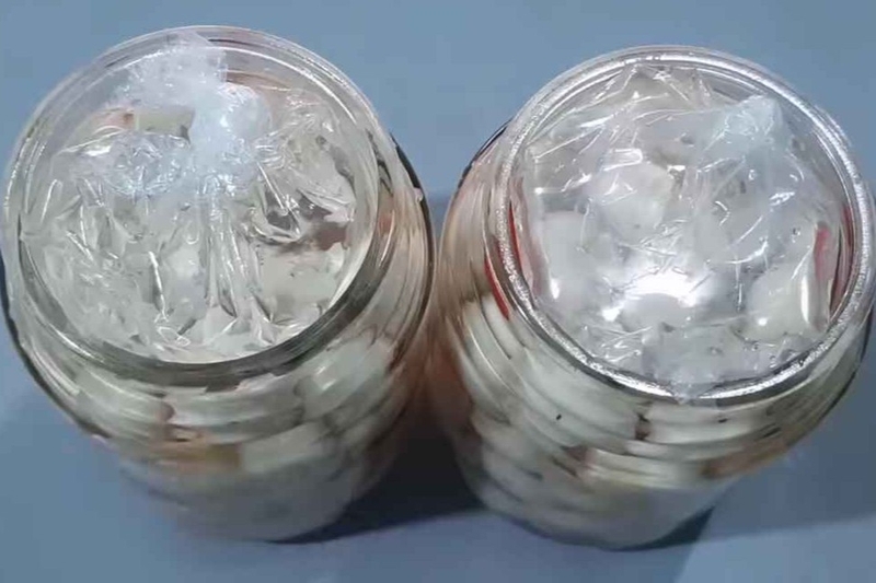 Dùng bọc nước để nén chặt cà