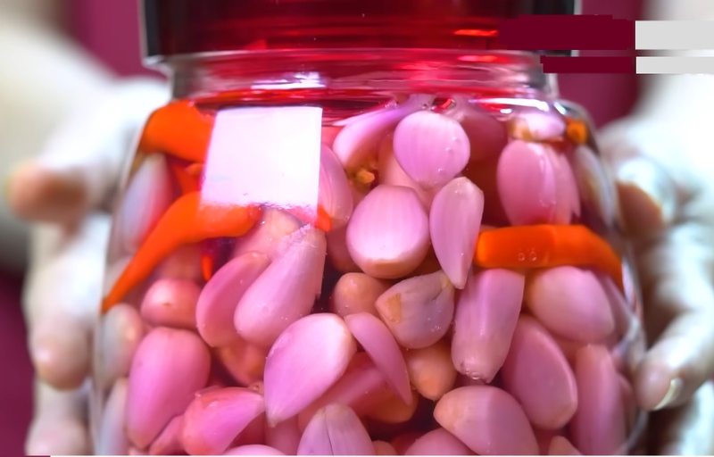 Cách muối dưa hành hình 8