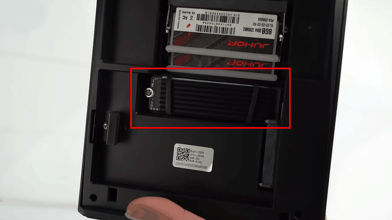 Xác định vị trí khe M.2 NVMe trên thiết bị của mình