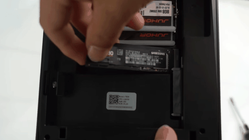 Lắp thanh SSD vào khe M.2 một cách cẩn thận