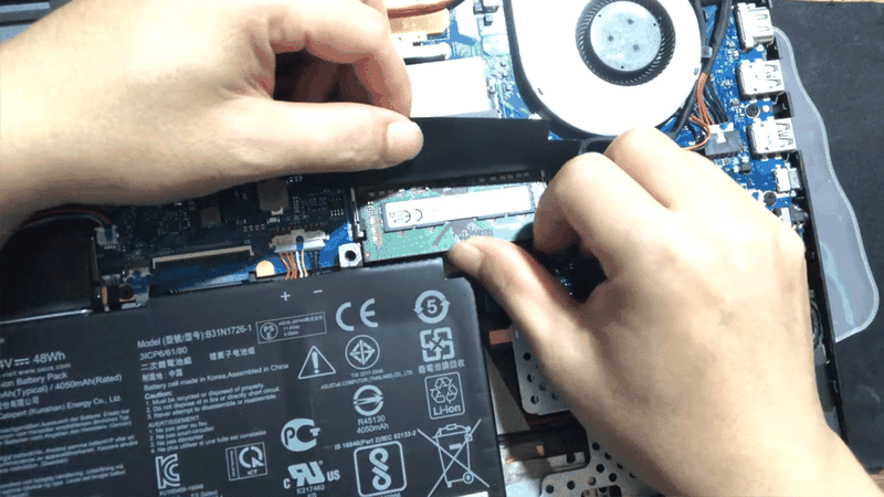 Lắp thanh RAM vào laptop
