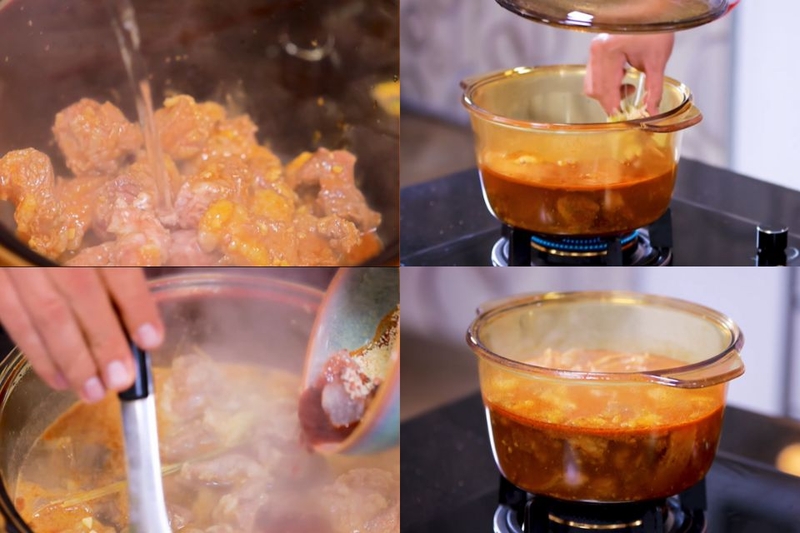 Bạn đổ chén gia vị đã chuẩn bị vào nồi thịt