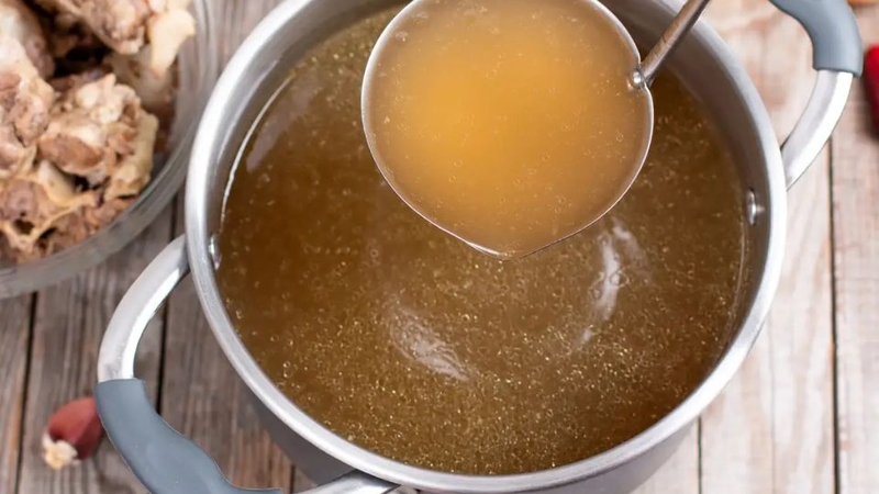 Bước 2: Nấu nước dùng