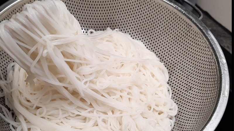 Bước 4: Chuẩn bị bún và rau