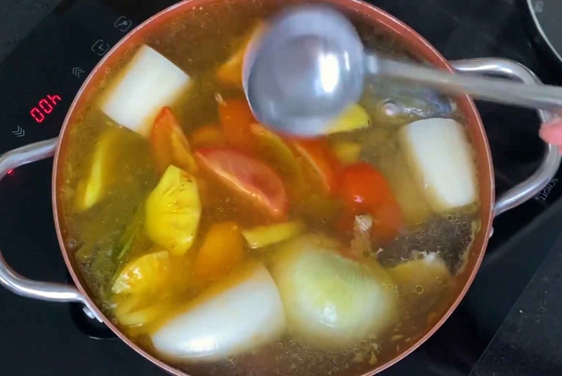 Thêm thơm và cà chua đã sơ chế vào nồi