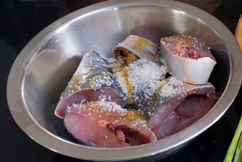 Sơ chế và ướp cá cam