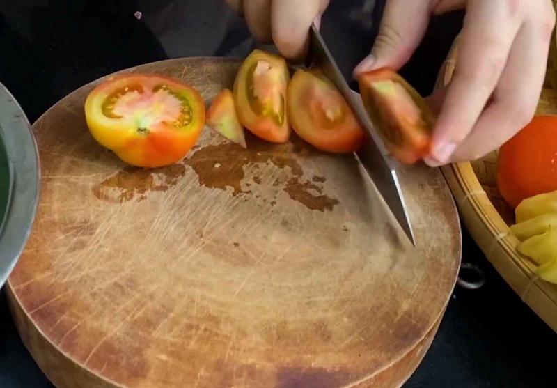 Cà chua cắt thành hình múi cau