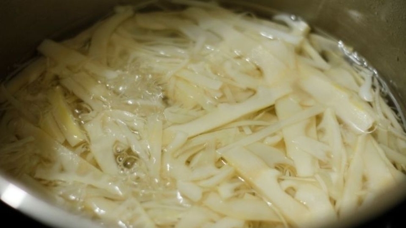 Bước 3: Sơ chế măng tươi