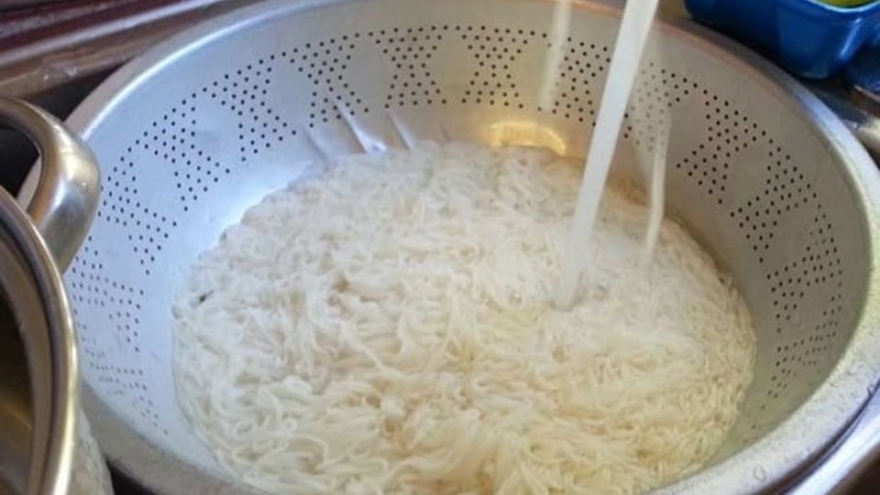 Bước 6: Trụng bún và cắt thịt heo