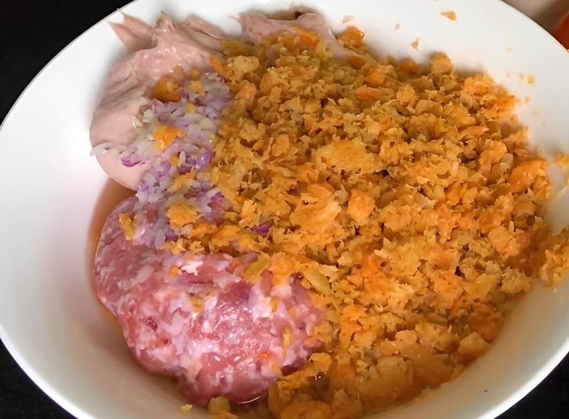 Trộn và tẩm ướp nhân riêu tôm