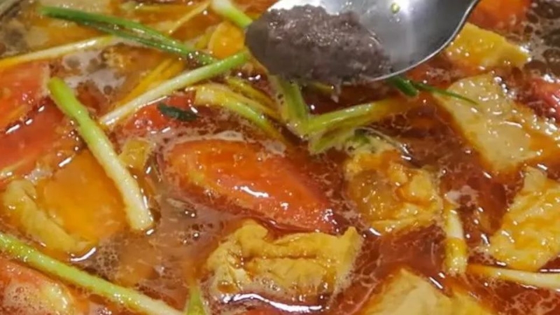 Nấu nước dùng canh bún ngọt thanh từ cua đồng