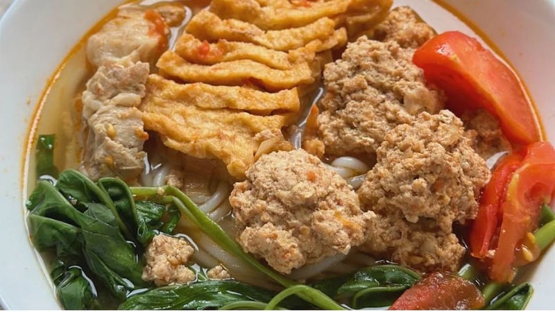Canh bún nóng hổi, đầy màu sắc