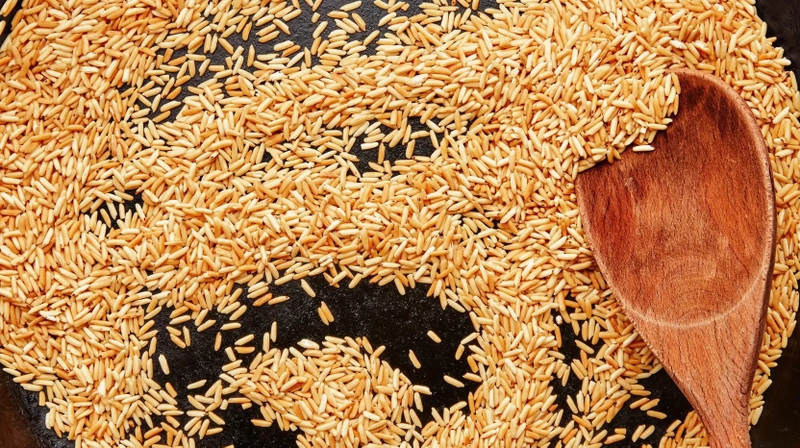 Rang gạo thơm vàng để nấu món cháo hải sâm khô sò điệp
