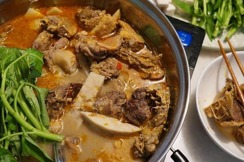 thanh pham vit nau chao nhung rau muong