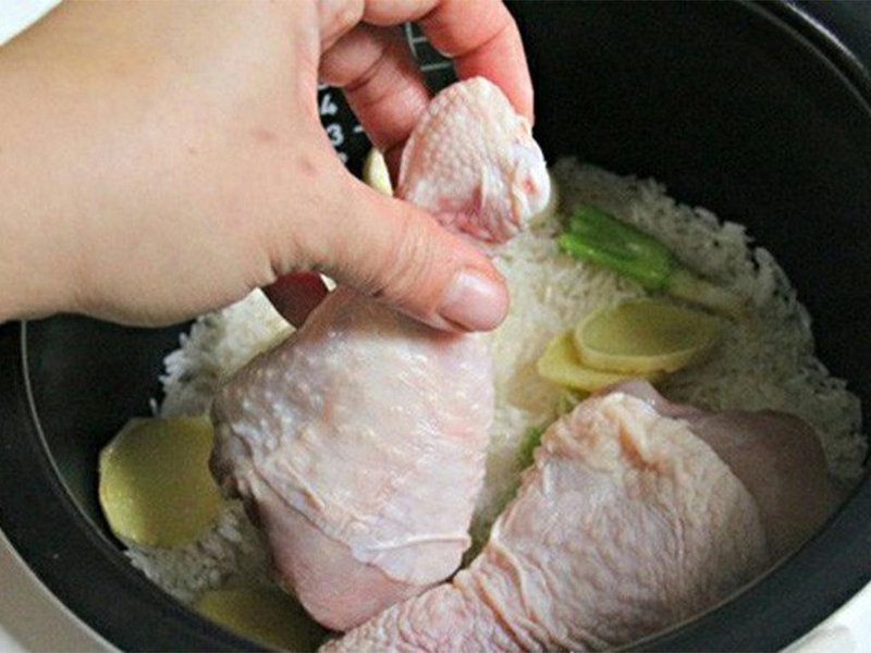 Cách nấu cơm gà Hội An bằng nồi cơm điện hình 2