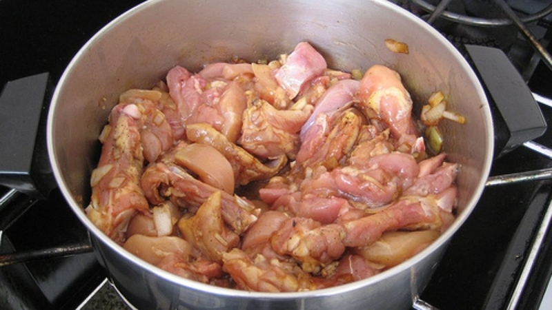 Bước 3: Xào gà và sả