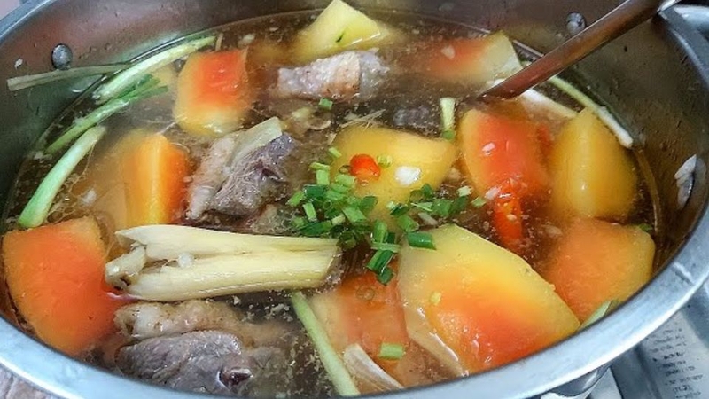 Bước 4: Hầm gà và đu đủ