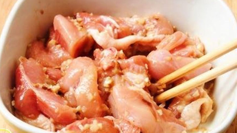 Bước 1: Sơ chế thịt gà và ướp thịt gà