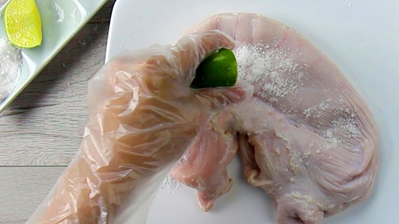 Bước 1: Sơ chế bao tử heo và tai heo