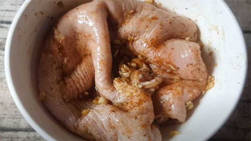 Bước 2: Ướp bao tử heo và tai heo