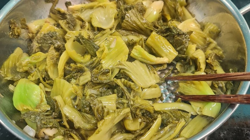 Bước 5: Xào dưa chua
