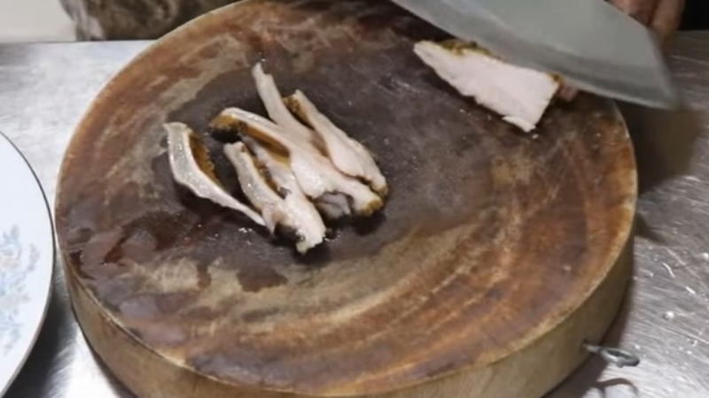 Bước 7: Cắt bao tử heo và tai heo