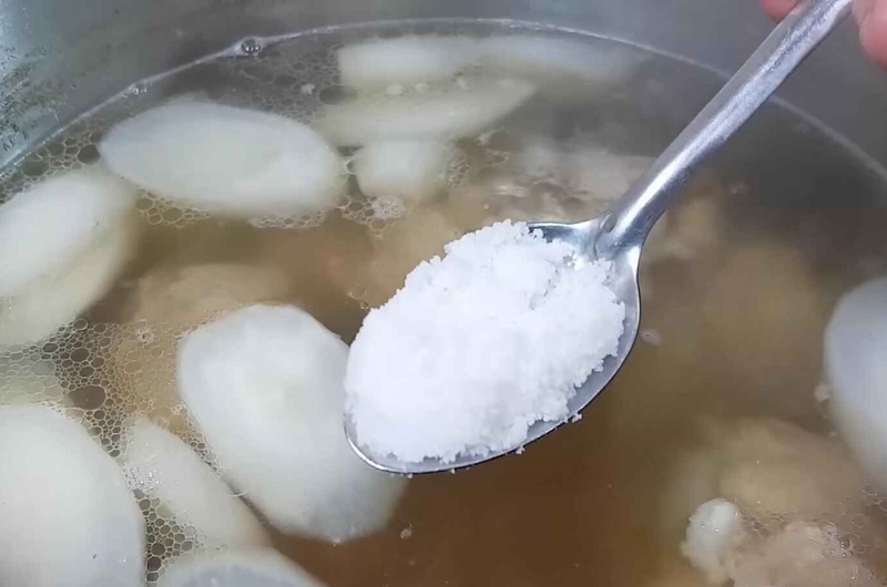 Nêm nếm gia vị vào nồi nước dùng