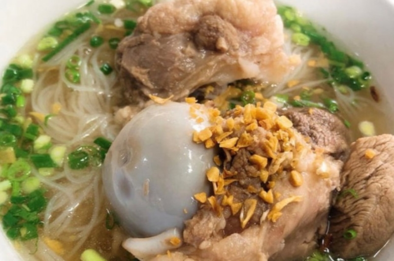 Hoàn thiện món hủ tiếu xương