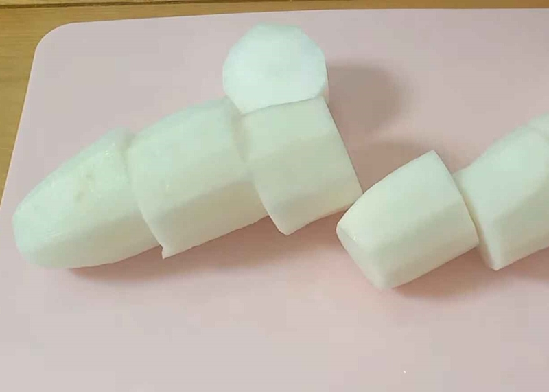 Cắt củ cải trắng thành từng khoanh