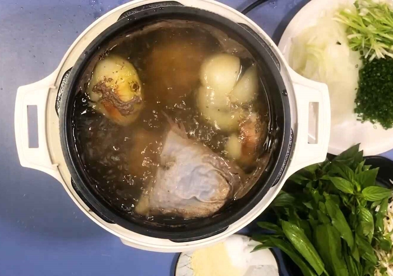 Nấu nước dùng phở đậm đà