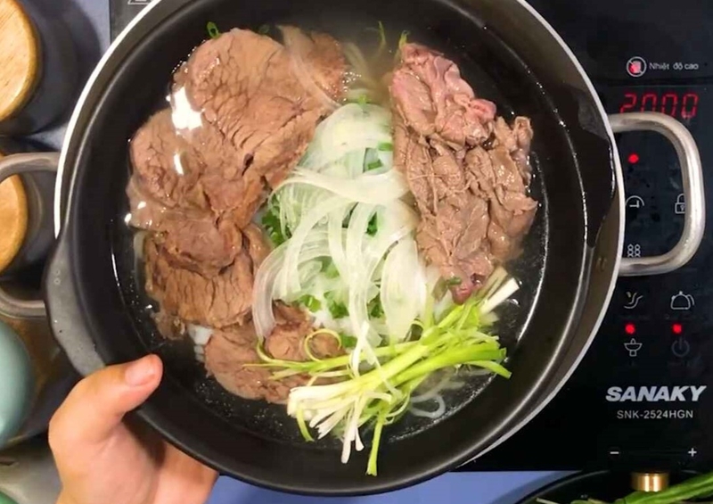 Hoàn thiện món phở bò