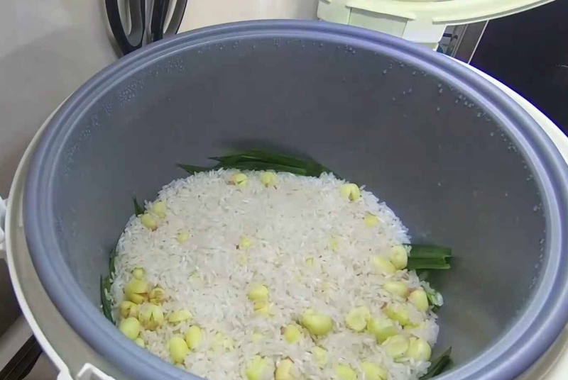 Đảo đều xôi và hạt sen