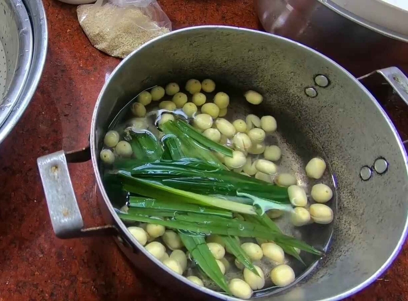 Luộc sơ hạt sen