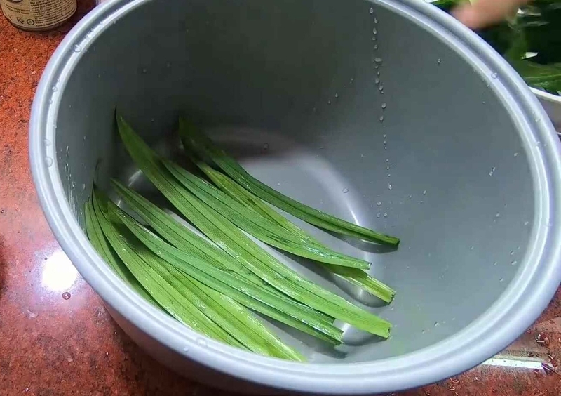 Xếp một cái lớp lá dứa bên dưới nồi cơm điện