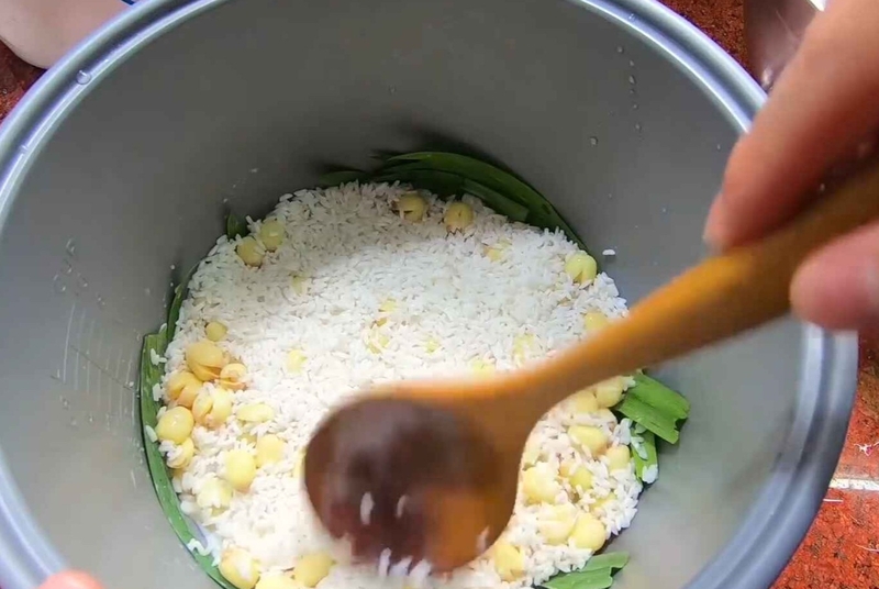 Cho nguyên liệu vào nồi