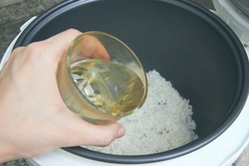 Bước 4: Nấu xôi bằng nồi cơm điện