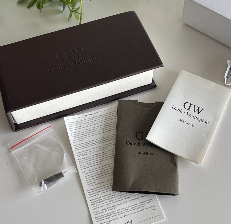 Cách nhận biết đồng hồ DW chính hãng (ảnh 5)
