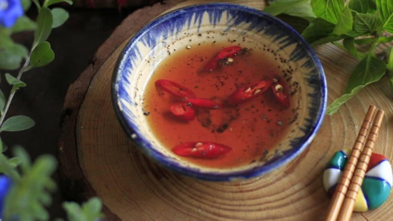 Nước mắm cốt hạt tiêu và chanh