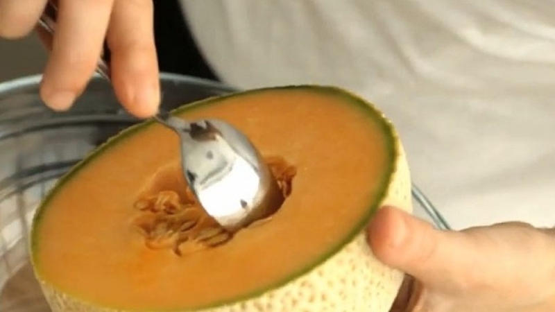 Bước 1: Sơ chế dưa lưới